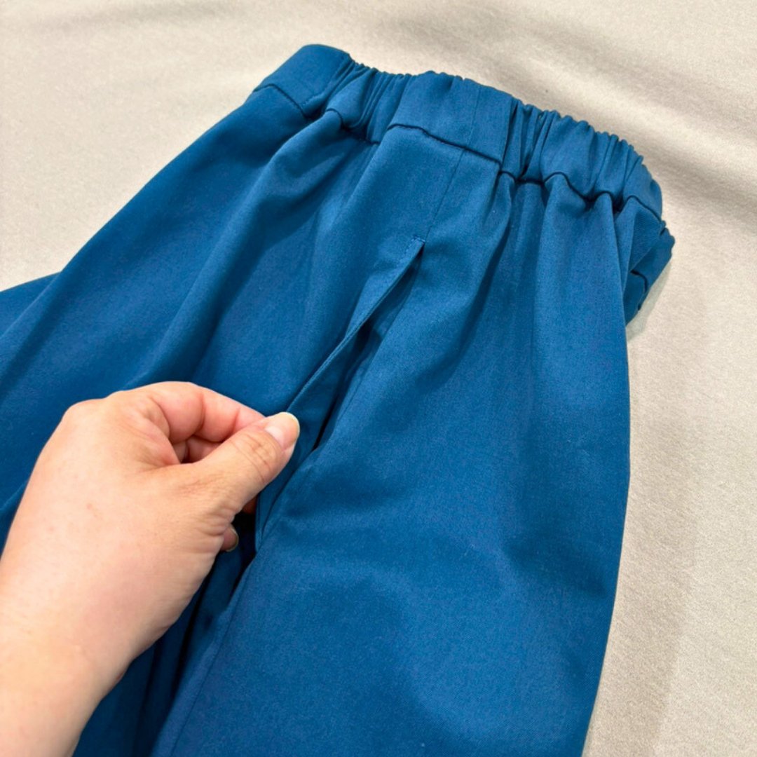 ゴムウエストで着脱ラク、便利な脇ポケット付きセミワイドパンツ